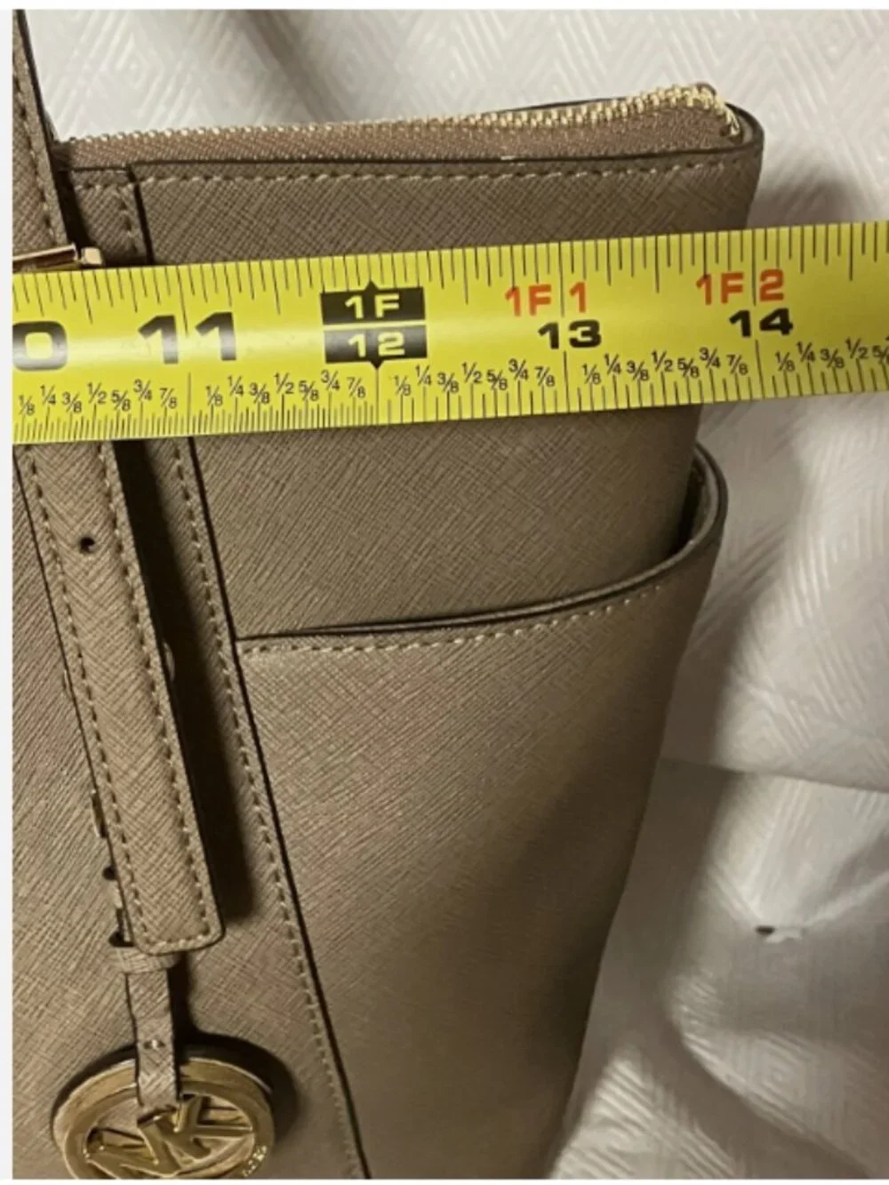 MICHAEL KORS JET SET TOP ZIP SAFFIANO LEATHER SHOULDER BAG DARK BEIGE OR TAUPE
